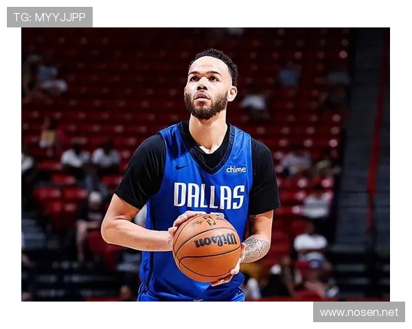 型男步入球馆 独行侠假日篮球主题入场穿搭秀展现赛场风采明星气质